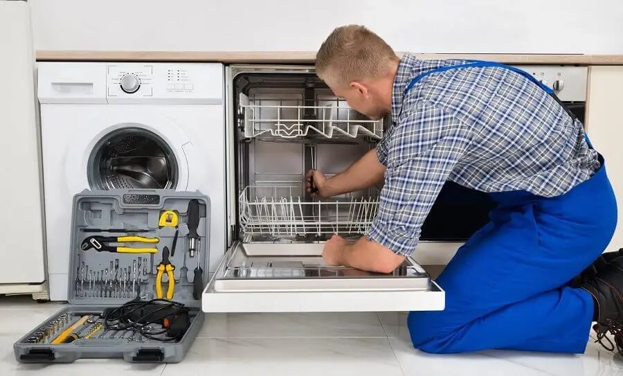Erenler Daikin servisi teknisyen ekibi beyaz eşya tamiri yaparken